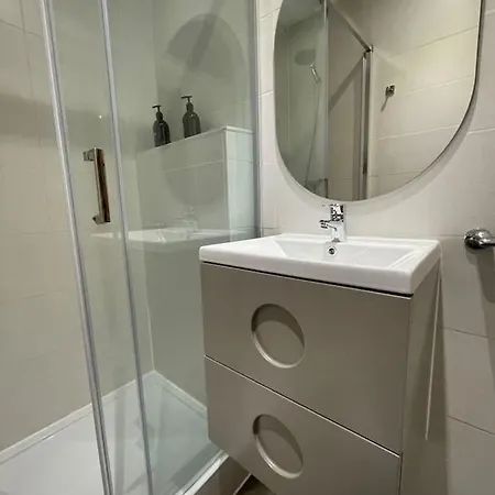 2 Bedrooms Well Connected Lägenhet